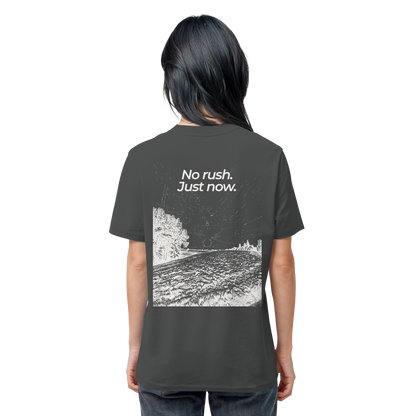 Grüne Wiese - No rush. Just now. - Unisex Bio T-Shirt