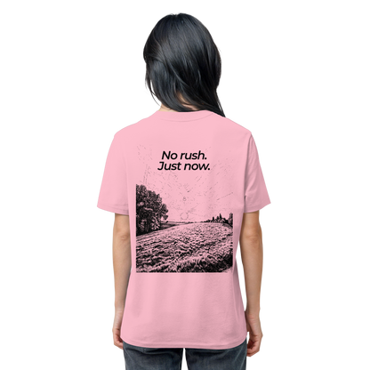 Grüne Wiese - No rush. Just now. - Unisex Bio T-Shirt