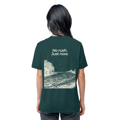 Grüne Wiese - No rush. Just now. - Unisex Bio T-Shirt