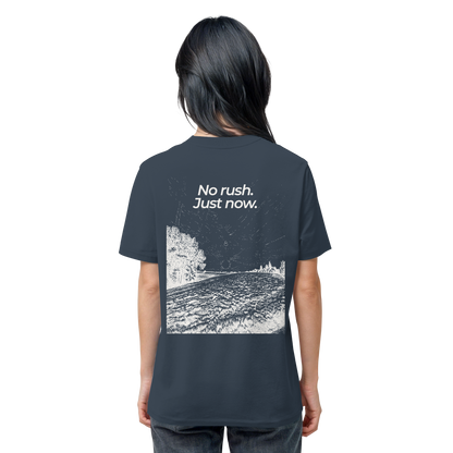 Grüne Wiese - No rush. Just now. - Unisex Bio T-Shirt