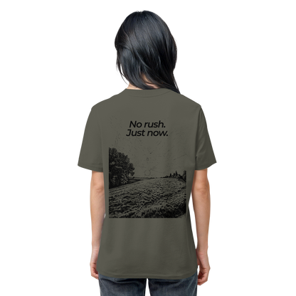 Grüne Wiese - No rush. Just now. - Unisex Bio T-Shirt