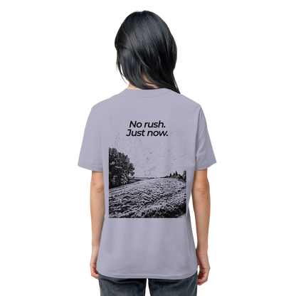 Grüne Wiese - No rush. Just now. - Unisex Bio T-Shirt