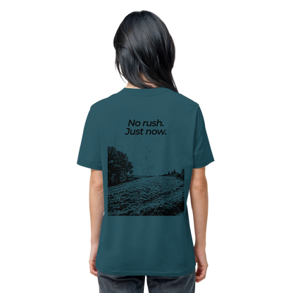 Grüne Wiese - No rush. Just now. - Unisex Bio T-Shirt