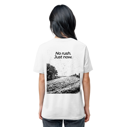 Grüne Wiese - No rush. Just now. - Unisex Bio T-Shirt